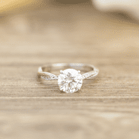 Карат кръг отрязани мойсанит и диамантен безкрайност мултистонов годежен пръстен в 10K бяло злато
